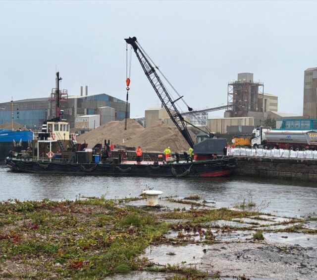 First quayside collection….
MSC buffalo collecting bagged sand for Maintenace works. Nothing is impossible here at Draca marine. @themanchestership @peel_ports @peelports_